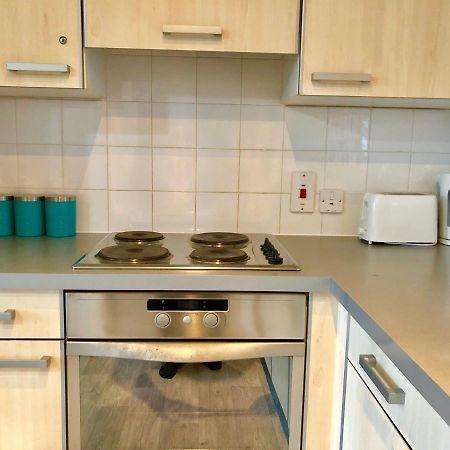 2 Bedrooms Modern Apartment, Lounge, Full Kitchen, Balcony, 5 Minutes Stratford Station London Exterior photo